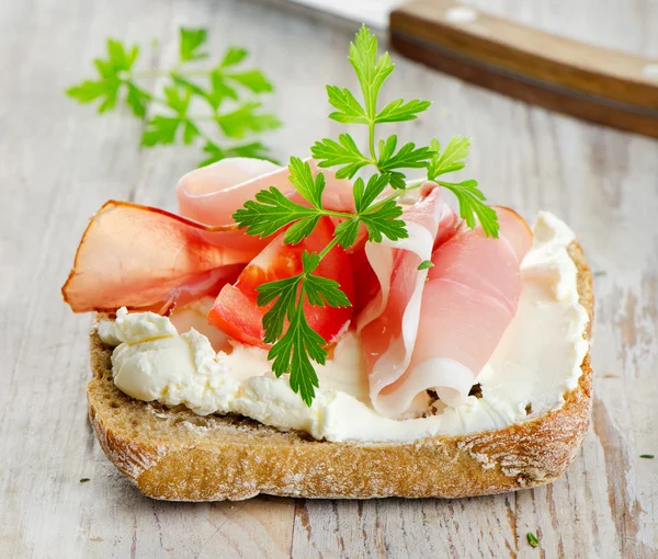 Bread with smoked bacon and cream cheese — Stock Photo, Image