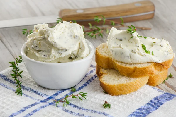 Fresh cream cheese with herbs — Stock Photo, Image