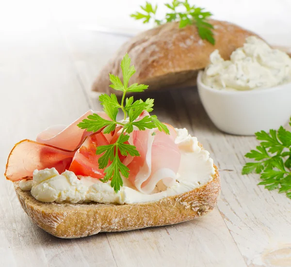 Brood met gerookte spekjes en roomkaas — Stockfoto