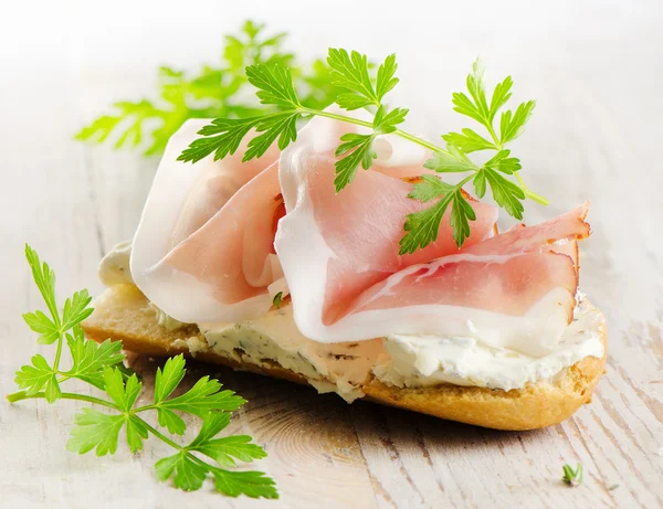 Brot mit geräuchertem Speck — Stockfoto