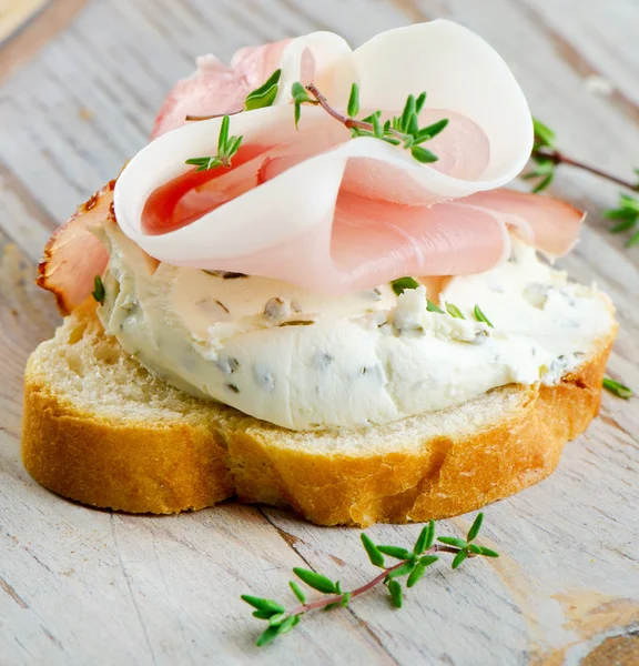 Baguette with bacon and cream cheese — Stock Photo, Image