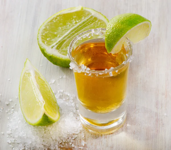 Tequila d'oro con fetta di lime — Foto Stock