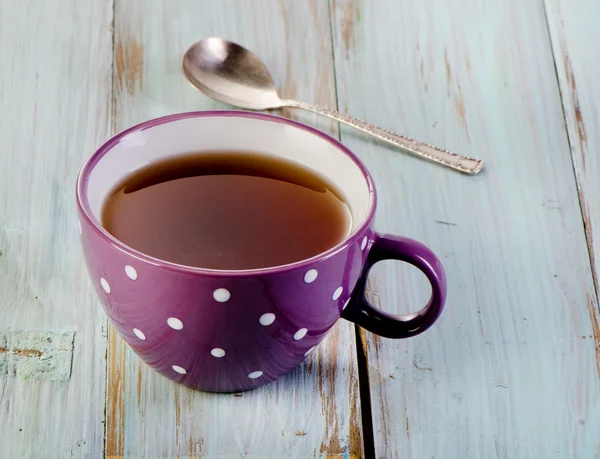 Taza de té negro y cuchara —  Fotos de Stock