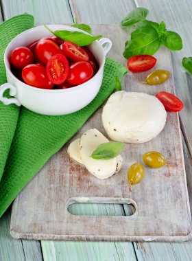 Mozzarella peyniri, domates ile