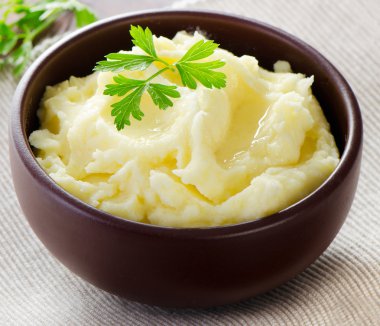 taze otlar ile patates püresi.