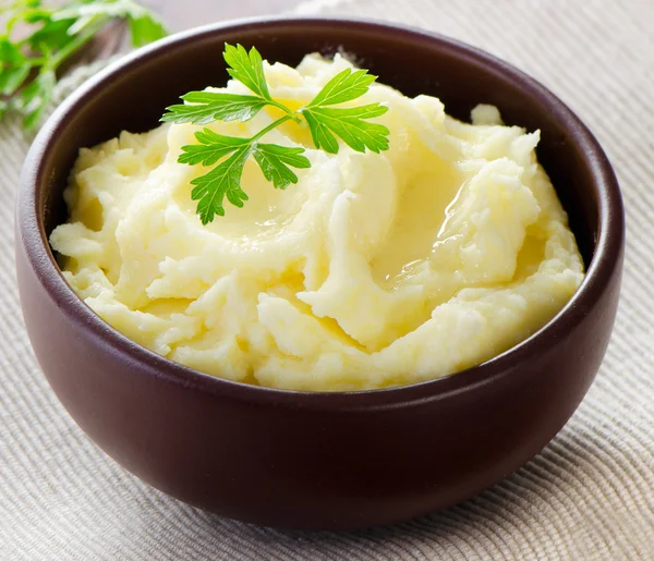 Geprakte aardappel met verse kruiden. — Stockfoto