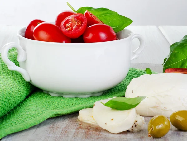 Mozzarella med körsbärstomater — Stockfoto