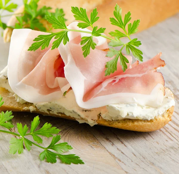 Bread with smoked bacon and cream cheese — Stock Photo, Image