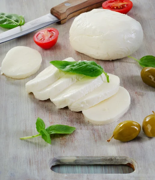 Mozzarella con tomates cherry —  Fotos de Stock