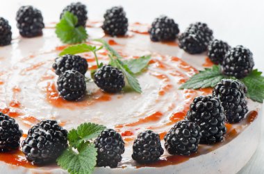 ahşap masa üstünde peynir keki.