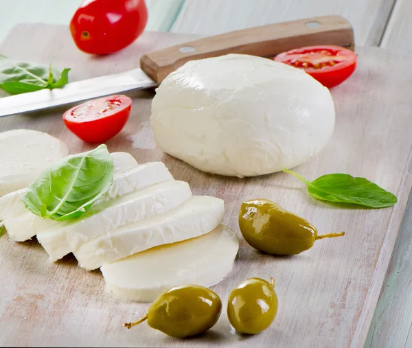 Mozzarella with cherry tomatoes and basil. — Stock Photo, Image