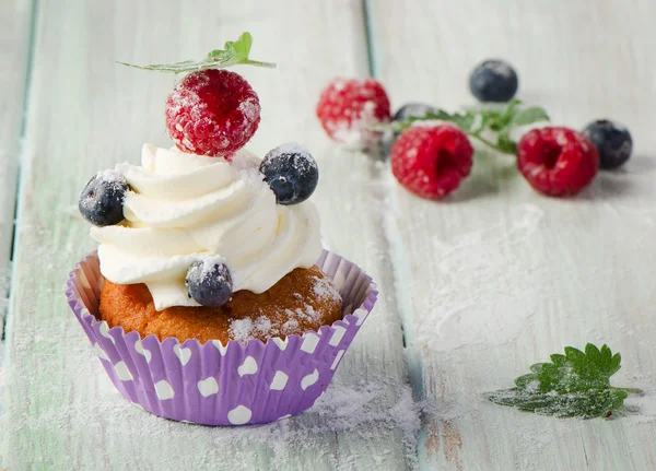 Cupcake on wooden table. — Stock Photo, Image