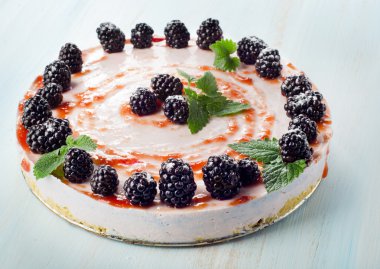 ahşap masa üstünde peynir keki.