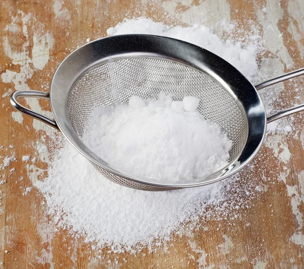 Ζάχαρη σε σκόνη σε κόσκινο από μέταλλο — Φωτογραφία Αρχείου