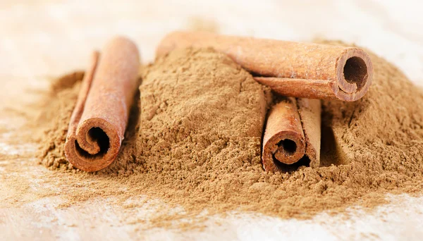 Cinnamon sticks and powder — Stock Photo, Image