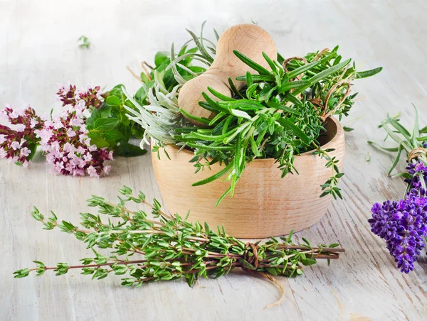 Hierbas en una mesa de madera — Foto de Stock