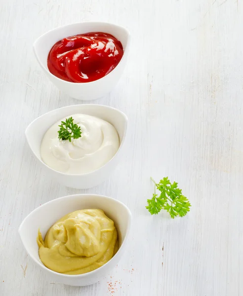 Moutarde, ketchup et mayonnaise — Photo