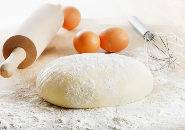 Teig auf Holztisch. — Stockfoto