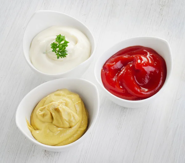 Горчица, кетчуп и майонез — стоковое фото