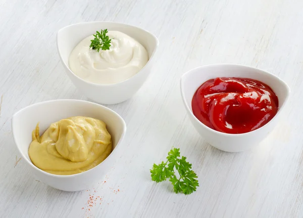 Mustár, ketchup, majonézzel — Stock Fotó
