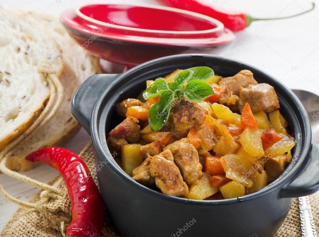 Азу по-татарски с говядиной. Азу из свинины с картошкой. Азу по-татарски с солеными огурцами с картошкой. Азу из свинины с солеными огурцами картошкой. Азу по татарски.