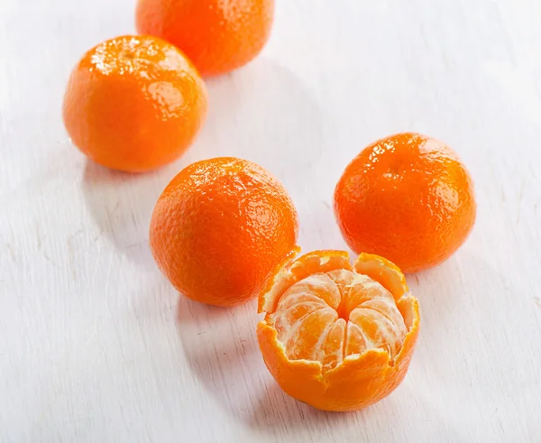 Tangerines op een houten tafel — Stockfoto