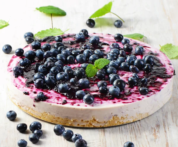 Cake with cream cheese and blueberries — Stock Photo, Image