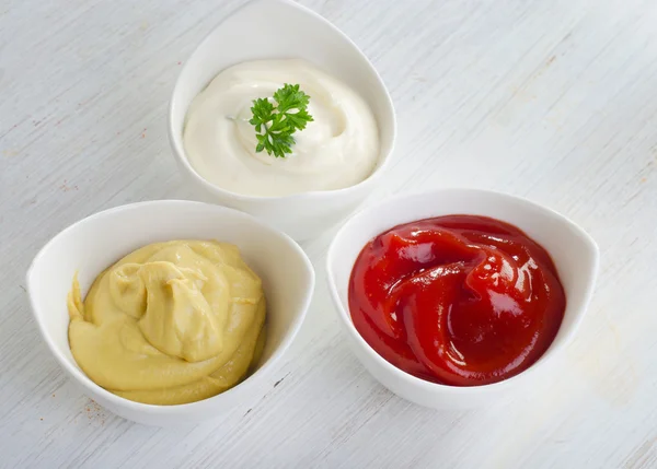 Moutarde, ketchup et mayonnaise — Photo