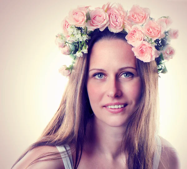 Piękna kobieta uśmiechający się z kwiatem — Zdjęcie stockowe