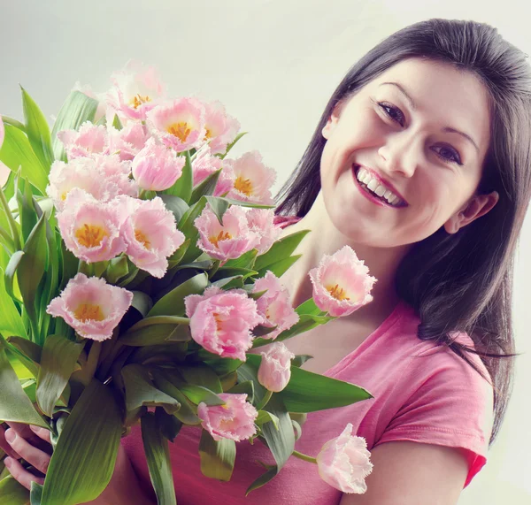 Hermosa mujer feliz con tulipes — Foto de Stock