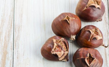 kestane masa üzerinde