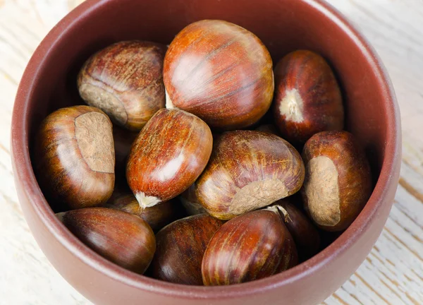 Castañas en un tazón — Foto de Stock