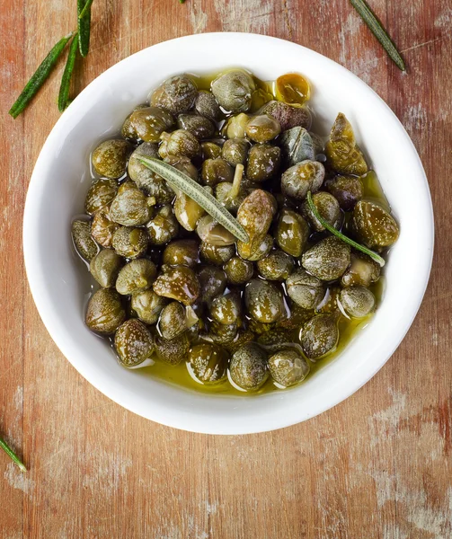 Kappertjes op tafel — Stockfoto