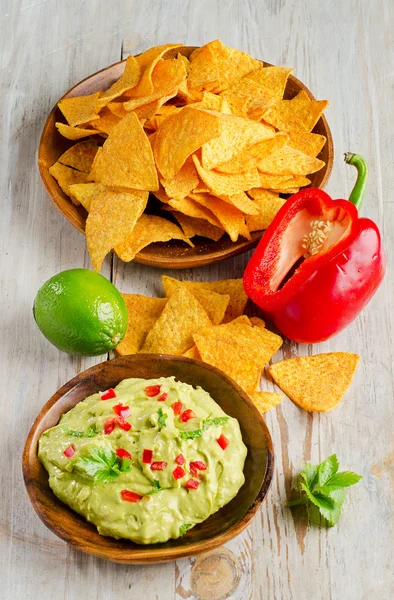 Kukorica chips és guacamole — Stock Fotó