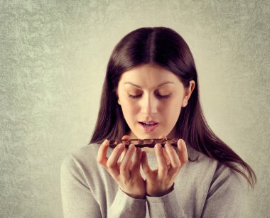 genç kadınla çikolata