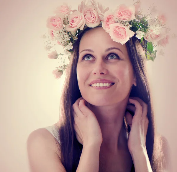 Güzel bir kadın saçlarını çiçeklerle — Stok fotoğraf