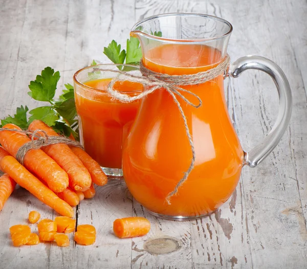 Comida sã - suco de cenouras e cenouras — Fotografia de Stock