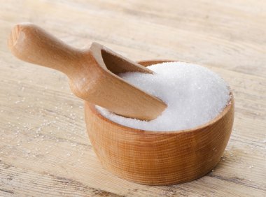 Tahta masadaki şeker.