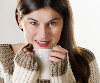 Genç bayan çay içiyor.