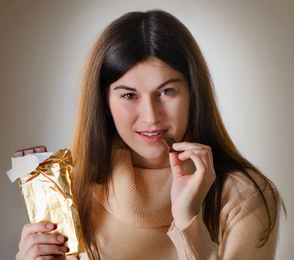 Mulher com uma barra de chocolate — Fotografia de Stock