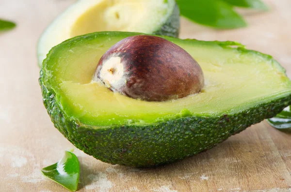 Avocado op een tafel — Stockfoto