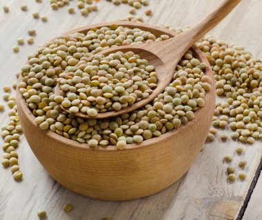 ahşap bir masa üzerinde mercimek
