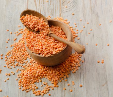 ahşap bir masa üzerinde mercimek