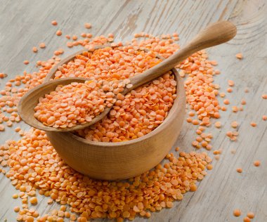 ahşap bir masa üzerinde mercimek