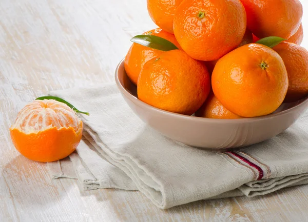 Tangerines op een houten tafel. — Stockfoto