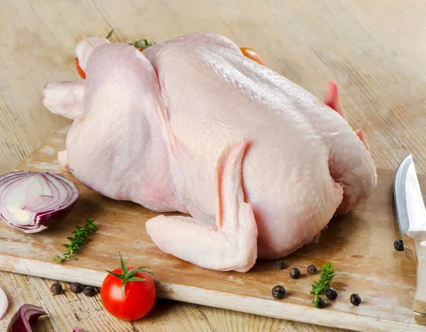 Whole raw chicken — Stock Photo, Image