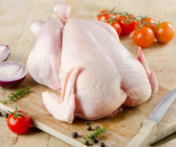 Whole raw chicken — Stock Photo, Image