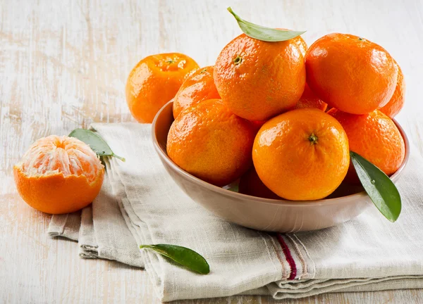 Tangerines op een houten tafel. — Stockfoto