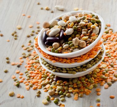 fasulye ve ahşap bir masa üzerinde mercimek