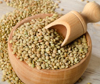 ahşap bir masa üzerinde mercimek